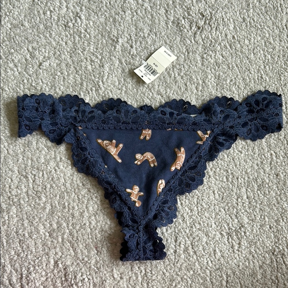 Aerie Velvet Lace Holiday Thong, size M.